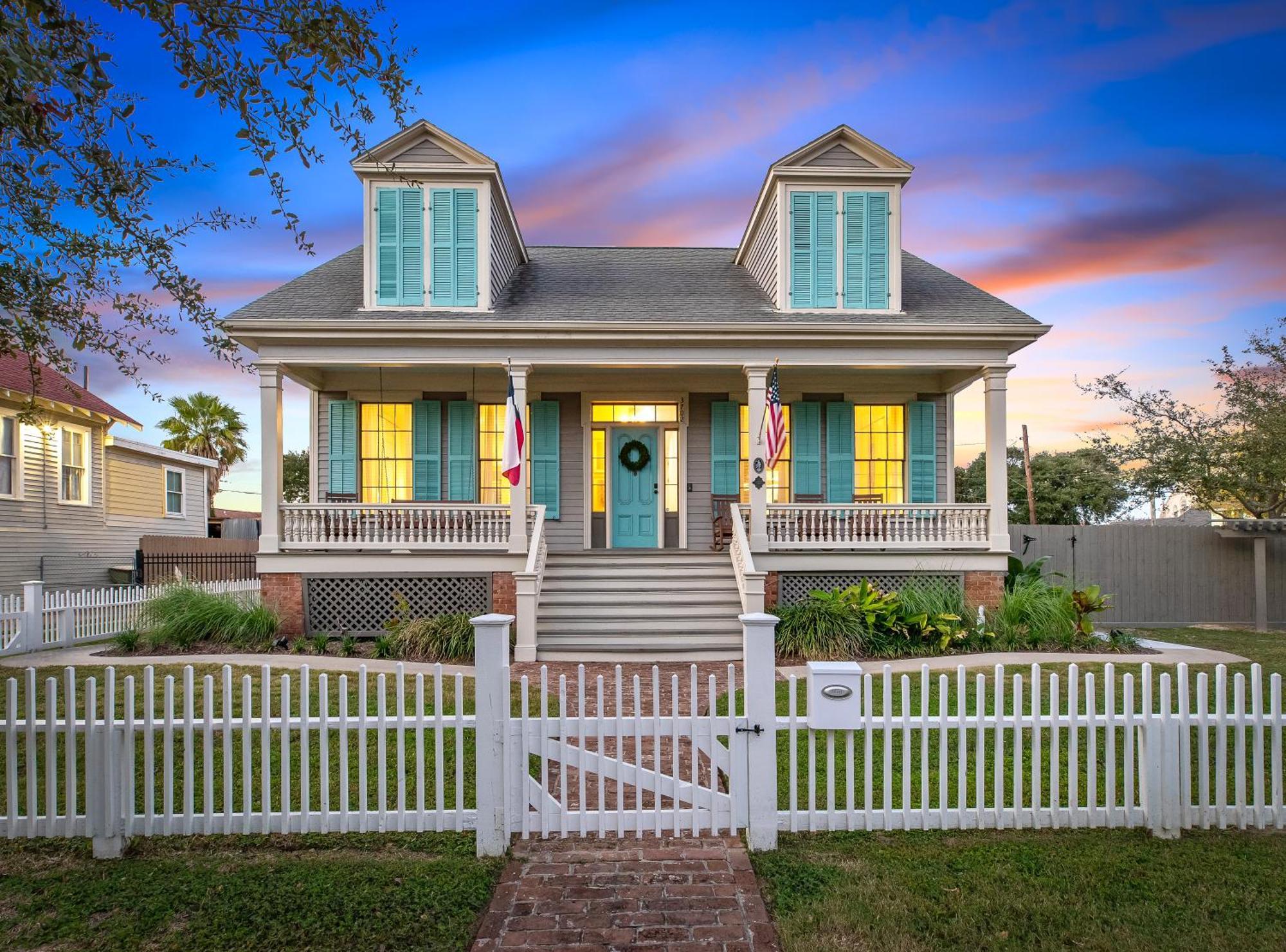 Historic 1871 Coastal Breeze With Heated Pool - Restoring Galveston Vila Exterior foto